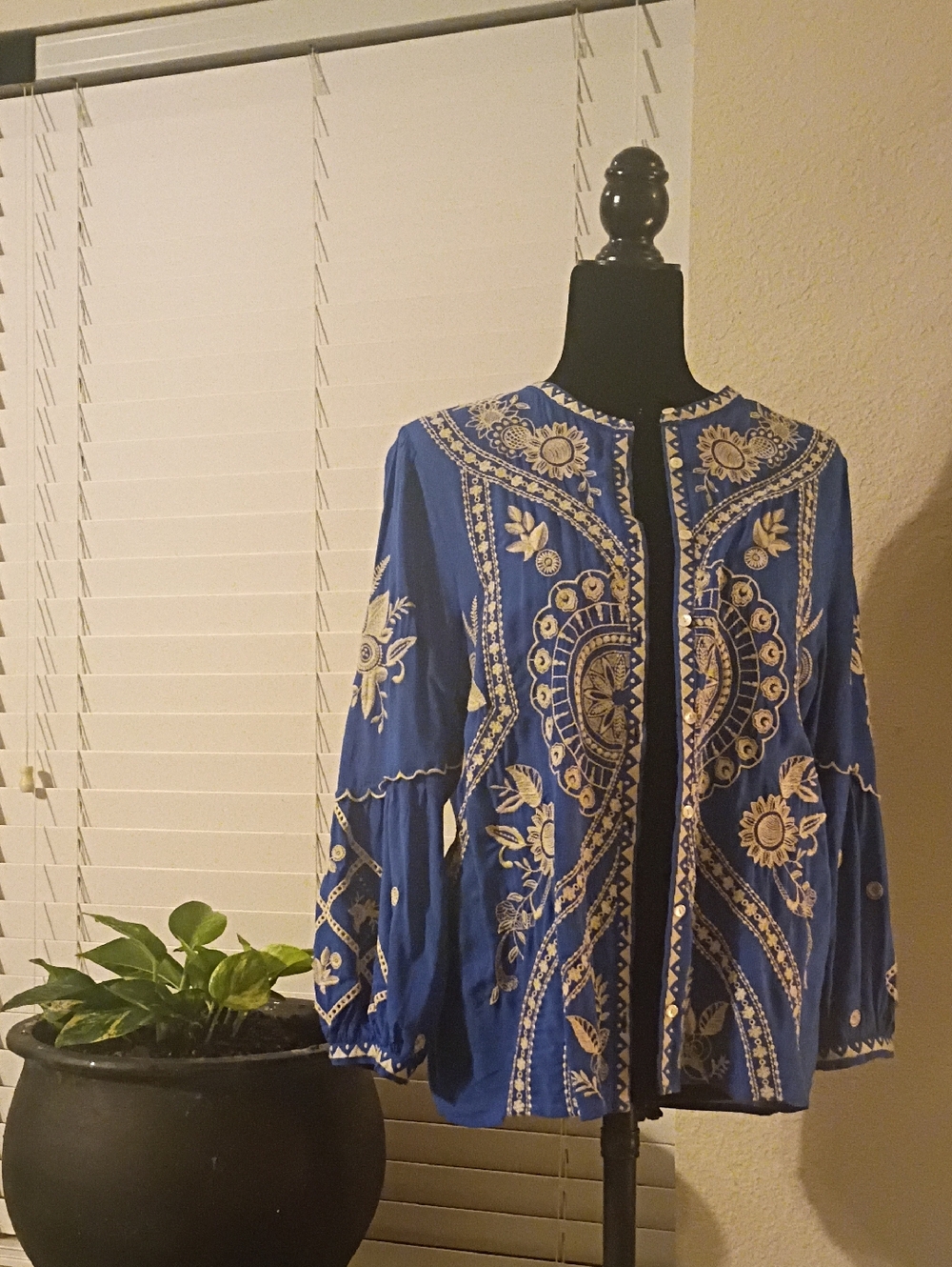 Johnny Was. Medium.. Scallop Sleeve Blouse.